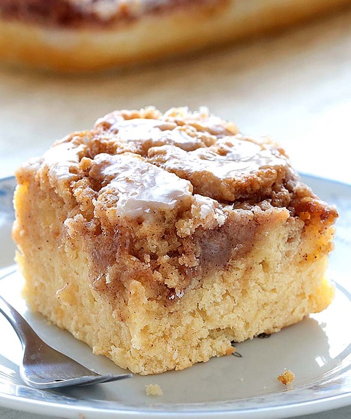 EASY CINNAMON ROLL COFFEE CAKE