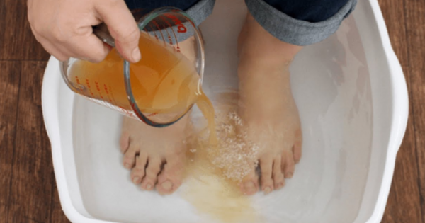 HERE IS HOW TO DETOX YOUR BODY THROUGH YOUR FEET