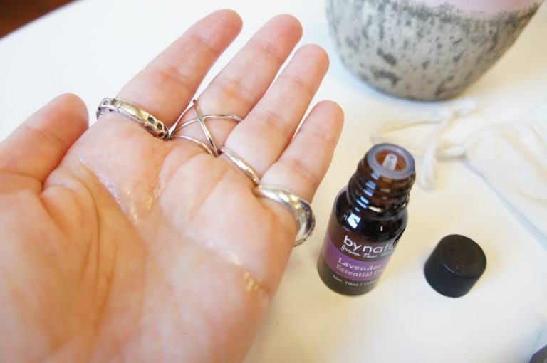 HOW TO USE LAVENDER OIL FOR ANXIETY INSTEAD OF TAKING DANGEROUS ANXIETY DRUGS