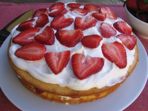 SKINNY STRAWBERRY CAKE