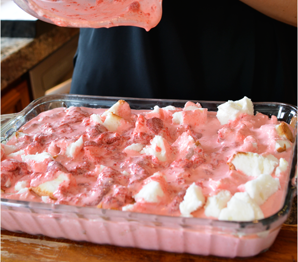 THE EASIEST STRAWBERRY CAKE